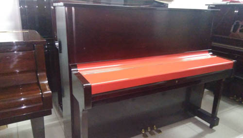 Y A M A H A朱紅色與亮黑色U一1型中古鋼琴